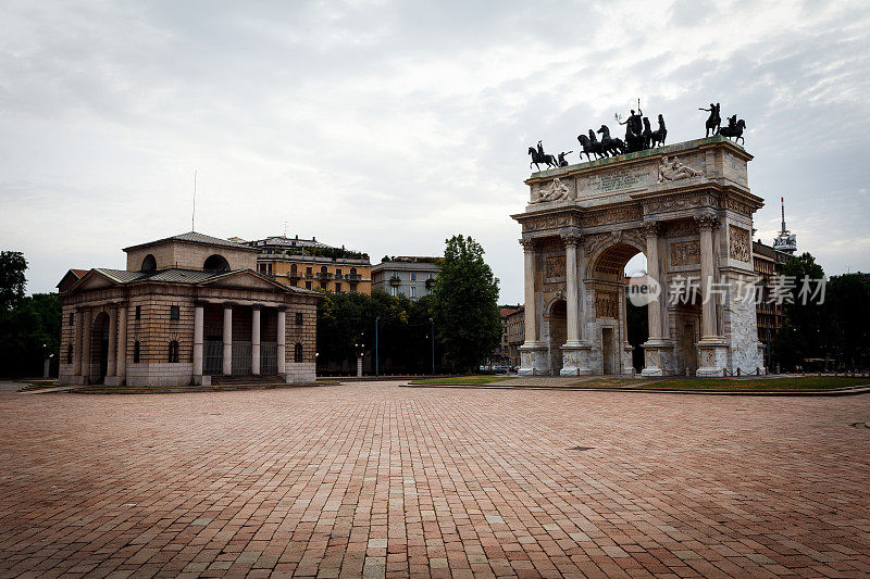 Sempione门的Arco della Pace和城市中的旧建筑